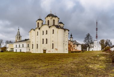 Paraskeva Pyatnitsa Kilisesi ve Yaroslavov Dvorishche 'de yer alan St. Nicholas Katedrali, Veliky Novgorod' un Torgovaya tarafında tarihi bir mimari komplekste yer almaktadır..