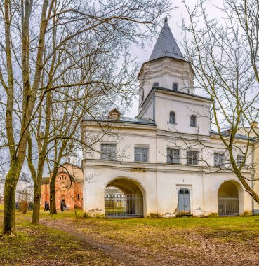 Gostinniy Dvor 'un geçit kulesi, Yaroslavov Dvorishche' de, Veliky Novgorod 'un Torgovaya tarafında tarihi bir mimari komplekste yer almaktadır.. 