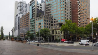 Spring ve Collins caddelerinin kesiştiği yerde..