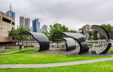 Inge King 'in çelik heykeli 