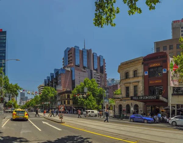 79 Bourke Caddesi Melbourne, Victoria Avustralya, 18 Aralık 2013. Noel kutlamasından önce güneşli bir gün. 