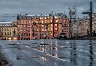 Yağmurlu havada Karşılaştırma Köprüsü manzarası.