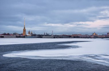 St. Petersburg 'daki Palace Köprüsü' nden Peter ve Paul Kalesi 'nin kış akşamı manzarası. 