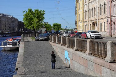 Baharda St. Petersburg 'da nehir ve kanallar boyunca yürü. 