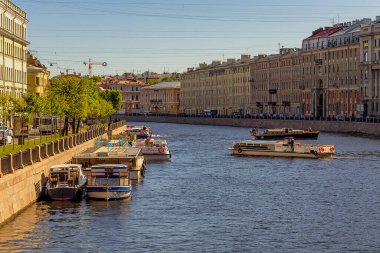 Baharda St. Petersburg 'da nehir ve kanallar boyunca yürü. 