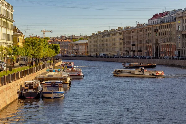 沿着圣彼得堡的河流和运河散步 — 图库照片
