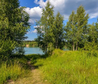 Turkuaz suyu olan eski bir taş ocağının kıyısında yaz tatili.. 