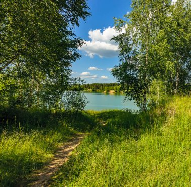 Turkuaz suyu olan eski bir taş ocağının kıyısında yaz tatili.. 