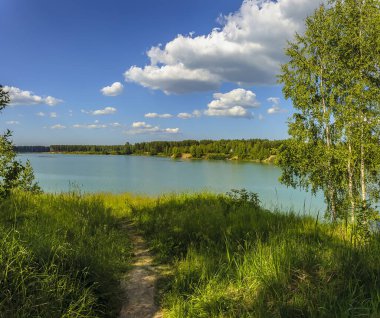 Turkuaz suyu olan eski bir taş ocağının kıyısında yaz tatili.. 