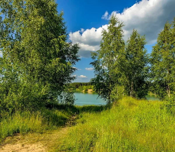 Turkuaz suyu olan eski bir taş ocağının kıyısında yaz tatili.. 