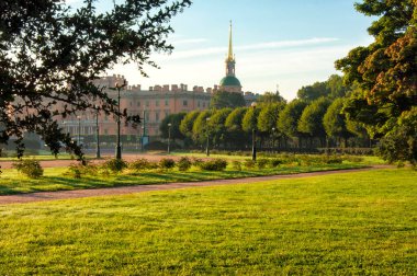 Mikhailovsky Şatosu ve Mars Alanı St. Petersburg 'da sisli bir sabahın erken saatlerinde.