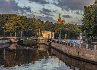  1. salovy köprüsü ve Mikhailovsky bahçesi manzarası.