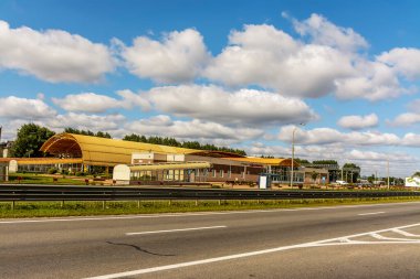 Zhdanovichi Belarus köyünde modern bir tren istasyonu inşa edildi.. 