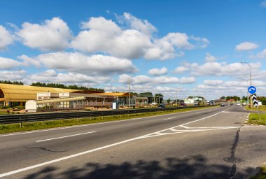 Zhdanovichi Belarus köyünde modern bir tren istasyonu inşa edildi.. 