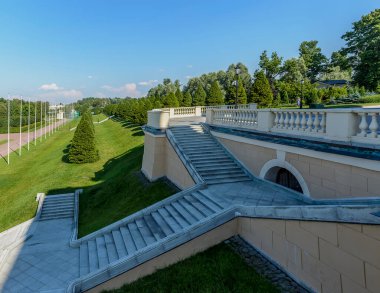 Pozisyon. Strelna, Birch sokağı, 3 St. Petersburg, Rusya. 15 Temmuz 2018. Konstantinovsky Sarayı 'nın Balustrade' ı ve alt parkın arka sokağı. ..