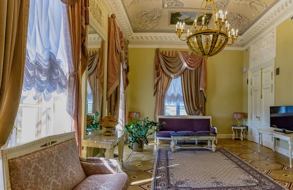 Pozisyon. Strelna, Birch sokağı, 3 St. Petersburg, Rusya. 15 Temmuz 2018. Constantine Sarayı. İtalyan oturma odası