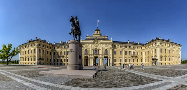 Pozisyon. Strelna, Birch sokağı, 3 St. Petersburg, Rusya. 15 Temmuz 2018. Büyük Peter anıtı Konstantinovsky Sarayı 'nın güney girişinin önünde..