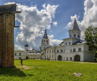 Veliky Novgorod 'daki Yaroslav Sarayı' nın tapınaklarının manzarası. 