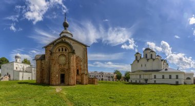 Veliky Novgorod 'daki Yaroslav Sarayı' nın tapınaklarının manzarası. 