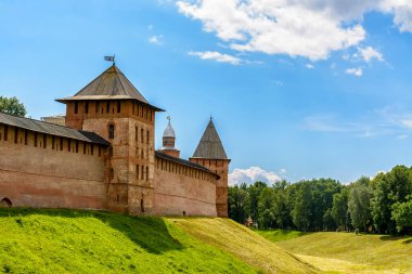 Giriş kapısından Pokrovskaya Kulesi ve Veliky Novgorod 'un Kremlin duvarı görünüyor.. 