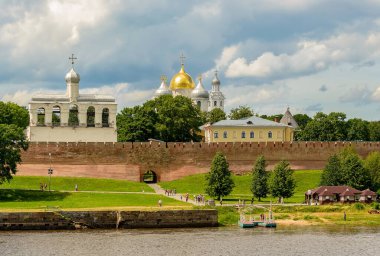 Volkhov Nehri üzerindeki yürüyen köprüden Veliky Novgorod 'un Kremlin manzarası. 