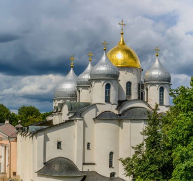 Kremlin 'in çan kulesinden Veliky Novgorod' daki Aziz Sophia Katedrali 'ne bakın..