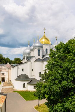 Kremlin 'in çan kulesinden Veliky Novgorod' daki Aziz Sophia Katedrali 'ne bakın..
