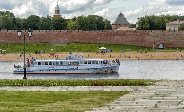 Вид Кукуи Покровскую Башню Кремля Великого Новгорода Правого Берега Волхова — стоковое фото