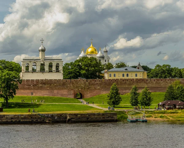 Вид Кремль Великого Новгорода Пешеходного Моста Через Волхов — стоковое фото