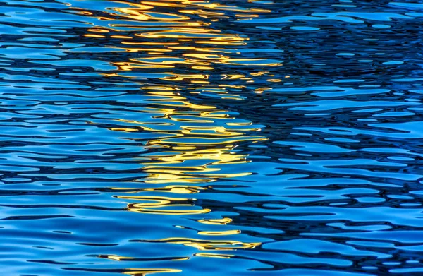 Textura Agua Del Río Noche Con Reflejo Luz Una Linterna — Foto de Stock