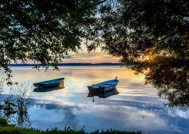 Novgorod bölgesinde Valdai Gölü 'nde yaz şafağı. 