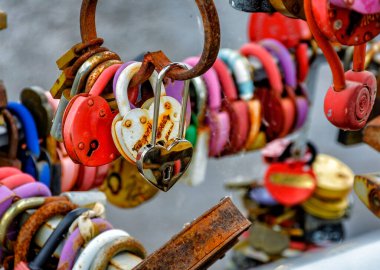 Kilitler düğün günü geleneklere göre köprünün korkuluklarına asılıydı..