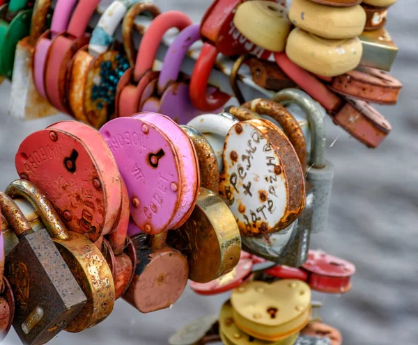 Serrures Accrochées Sur Rampe Pont Selon Tradition Jour Mariage — Photo