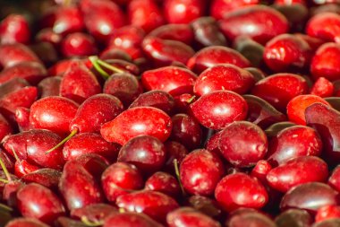 Reçel için bir sürü olgun kırmızı odun.