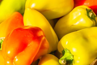 Bir sürü lezzetli, güzel tatlı biber.. 