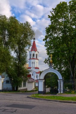 Minsk, Pobediteley Caddesi, 82 numara. Beyaz Rusya. 2 Ağustos 2019. Kutsal Katedral 'in çan kulesi, 30 metre yüksekliğinde.. 