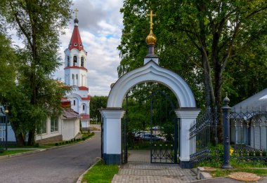 Minsk, Pobediteley Caddesi, 82 numara. Beyaz Rusya. 2 Ağustos 2019. Kutsal Katedral 'in çan kulesi, 30 metre yüksekliğinde.. 