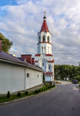 Minsk, Pobediteley Caddesi, 82 numara. Beyaz Rusya. 2 Ağustos 2019. Kutsal Katedral 'in çan kulesi, 30 metre yüksekliğinde.. 