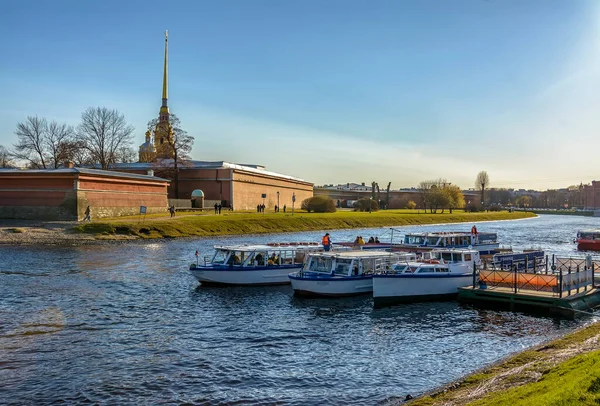 Peter ve Paul Kalesi 'nin yakınındaki iskelede güneşli, bulutsuz bir bahar günü. Saint-Petersburg, Rusya. 29 Nisan 2021.