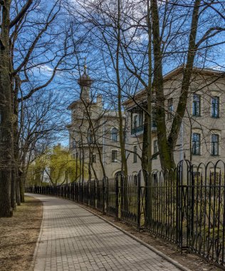 Alexander Garden, St. Petersburg Petrogradsky bölgesinde. - Rusya. 29 Nisan 2021. St. Petersburg Petrogradskaya tarafında Alexander Garden 'da sıradan bir bahar günü..