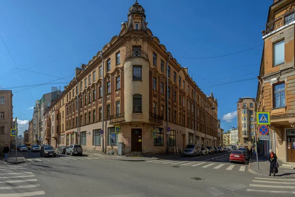St. Petersburg Petrogradsky bölgesinde Sablinskaya ve Voskova caddelerinin kesiştiği yerde. - Rusya. 29 Nisan 2021. St. Petersburg 'da Petrogradskaya tarafında sıradan bir gün.. 