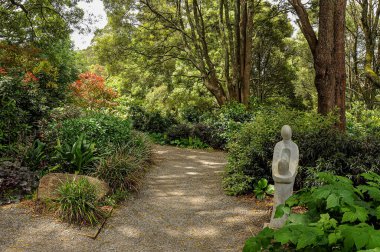 Dandenong Dağı, SkyHigh. 26 Gözlemevi Bulvarı, Dandenong Dağı VIP 3767. Avustralya. 3 Ocak 2014. Heykellerle, çiçeklerle, patikalarla ve köprülerle dolu bir eğlence parkı.