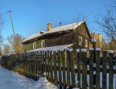 Slavyanskaya Caddesi, Ust-Slavyanka köyü, Saint Petersburg, Rusya. 8 Ocak 2021. Slavyanskaya Caddesi 'nde terk edilmiş evler, yeni yüksek binaların inşası için yıkıma maruz kalıyor.