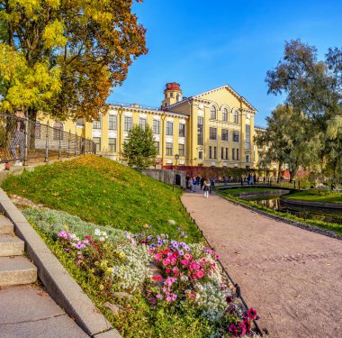 Fontanka Embankment ile St. Petersburg 'daki Sadovaya Caddesi arasında yer alan Yusupov Bahçesi, metropolün merkezinde gerçek bir vahadır. Yaşı bir yüzyılı aşan ağaçların yayılan dalları, vızıltıdan tamamen izole edilmiş.