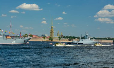 Neva Nehri 'nin su bölgesi. St. Petersburg 'da. - Rusya. 18 Temmuz 2021. Donanma Günü arifesinde St. Petersburg Sarayı 'ndaki savaş gemilerinin görüntüsü.. 