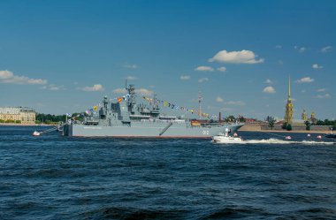 Neva Nehri 'nin su bölgesi. St. Petersburg 'da. - Rusya. 18 Temmuz 2021. Donanma Günü arifesinde St. Petersburg Sarayı 'ndaki savaş gemilerinin görüntüsü.. 