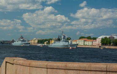 Neva Nehri 'nin su bölgesi. St. Petersburg 'da. - Rusya. 18 Temmuz 2021. Rus Donanma Günü 'nün arifesinde İngiliz St. Petersburg Embankment' ından savaş gemilerinin görüntüsü.. 