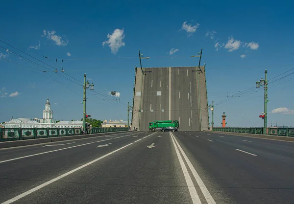 皇宫桥圣彼得堡 俄罗斯 2021年7月18日 7月18日下午升起皇宫大桥 为俄罗斯海军日阅兵式彩排 — 图库照片