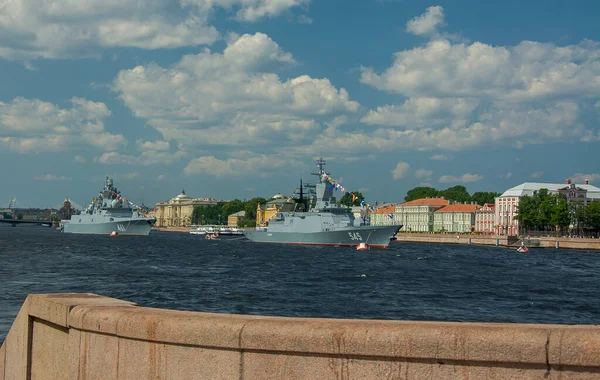 涅瓦河的水域 圣彼得堡 俄罗斯 2021年7月18日 在俄罗斯海军节前夕从圣彼得堡英国堤看到军舰的景象 图库图片