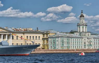 Neva Nehri 'nin su bölgesi. St. Petersburg 'da. - Rusya. 18 Temmuz 2021. Rus Donanma Günü 'nün arifesinde İngiliz St. Petersburg Embankment' ından savaş gemilerinin görüntüsü.. 